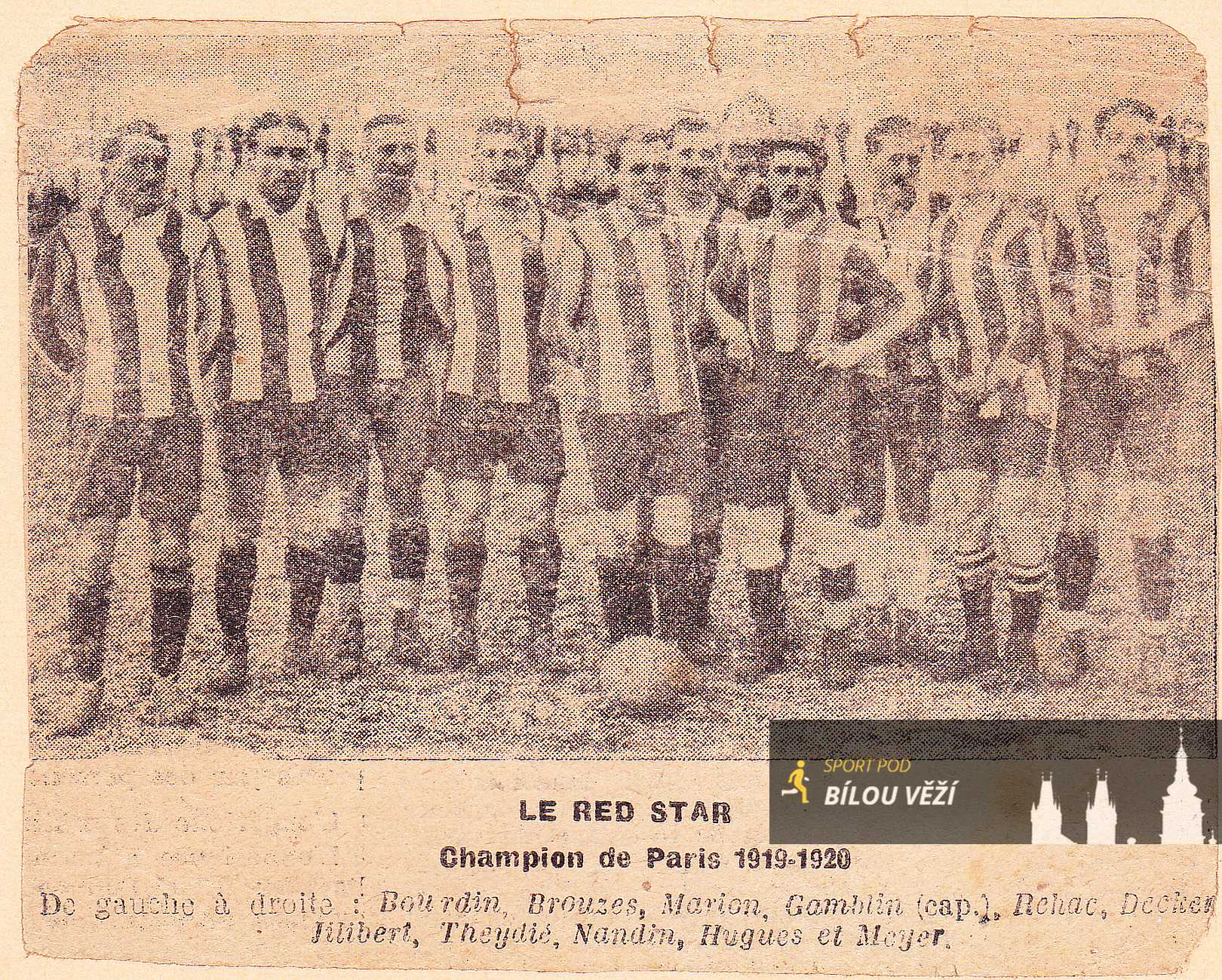 Opora Hradce Jan Řehák už v sezoně 1919-20 hrál za Red Star Paris (pátý zleva za míčem)